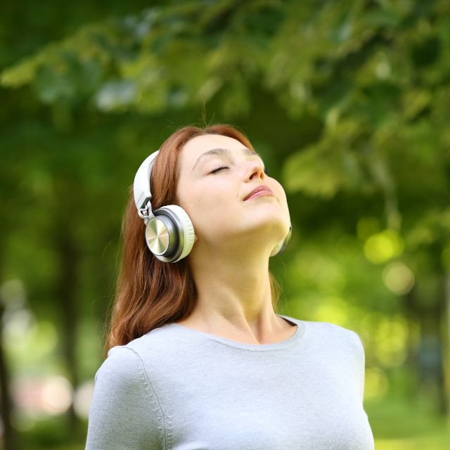 Mulher em estado meditativo praticando a atenção plena para uma vida mais saudável.