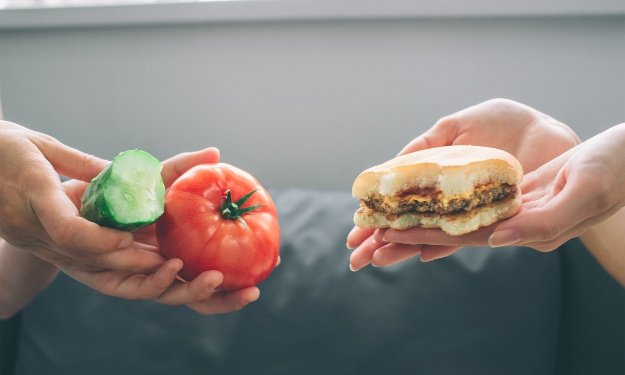 Dieta Vegana sendo comparada com dieta convencional.