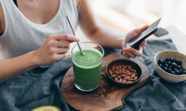 Mulher em seu café da manhã vegano.