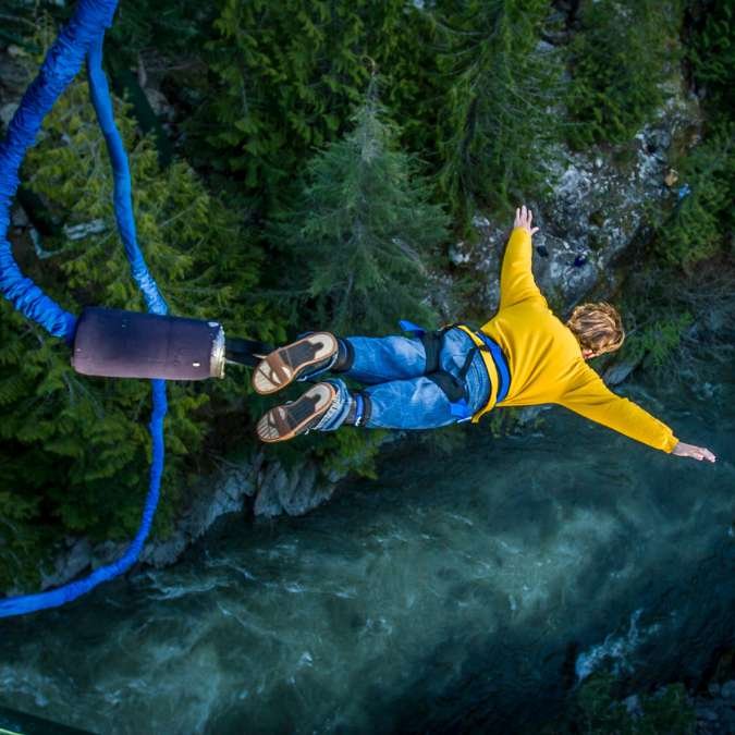 Uma pessoa fazendo bungee jumping, ilustrando a superação da dificuldade na vida através dos esportes radicais.