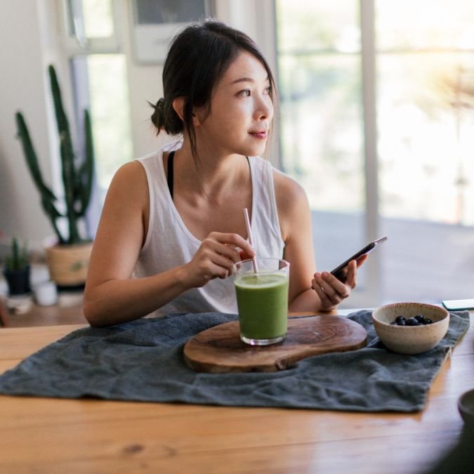 Mulher tomando um café da manhã vegano.