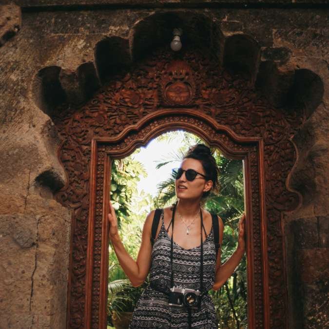 Mulher turistando durante uma viagem para um país oriental.