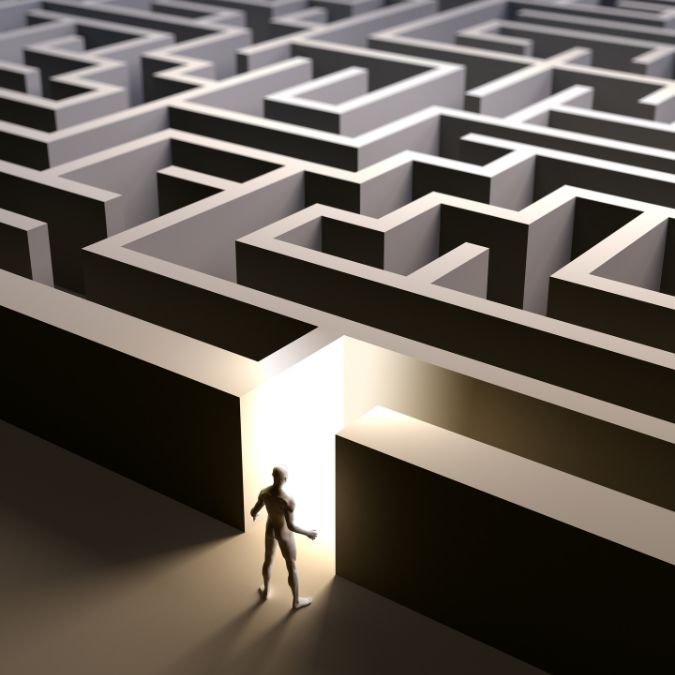 Homem entrando no labirinto, representando o processo de navegar pela complexidade dos desafios com uma mentalidade de crescimento.