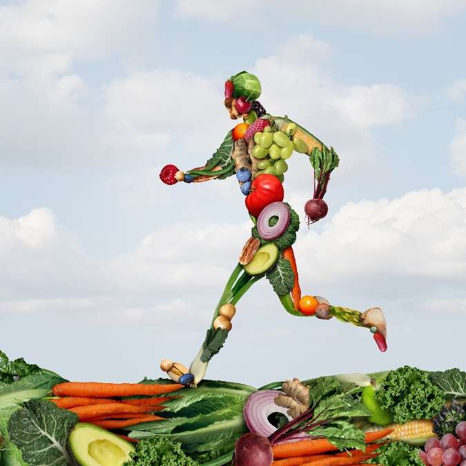 Homem correndo a base de legumes, verduras e vegetais.
