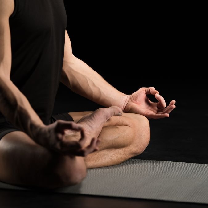 Atleta em meditação profunda para setar a mente ao desafio extremo