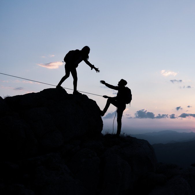 Escaladores dando apoio mútuo um ao outro.