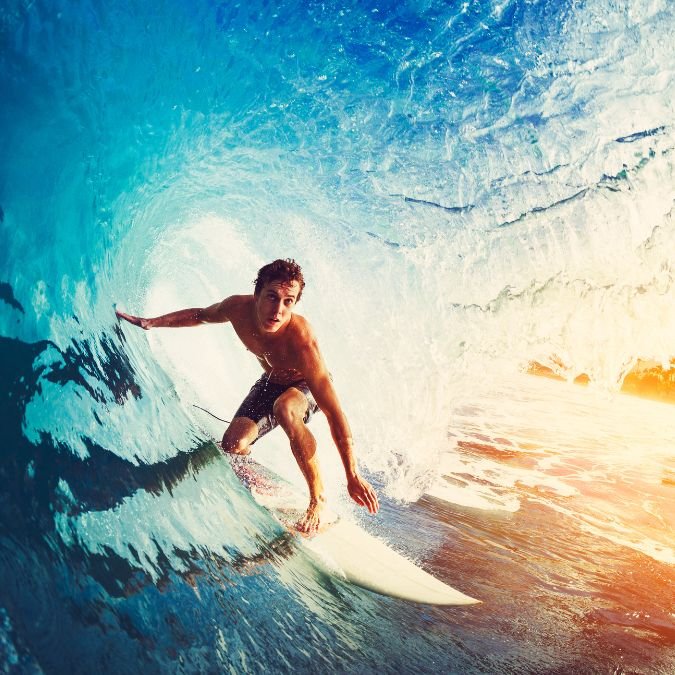 Surfista pegando uma onda extrema.