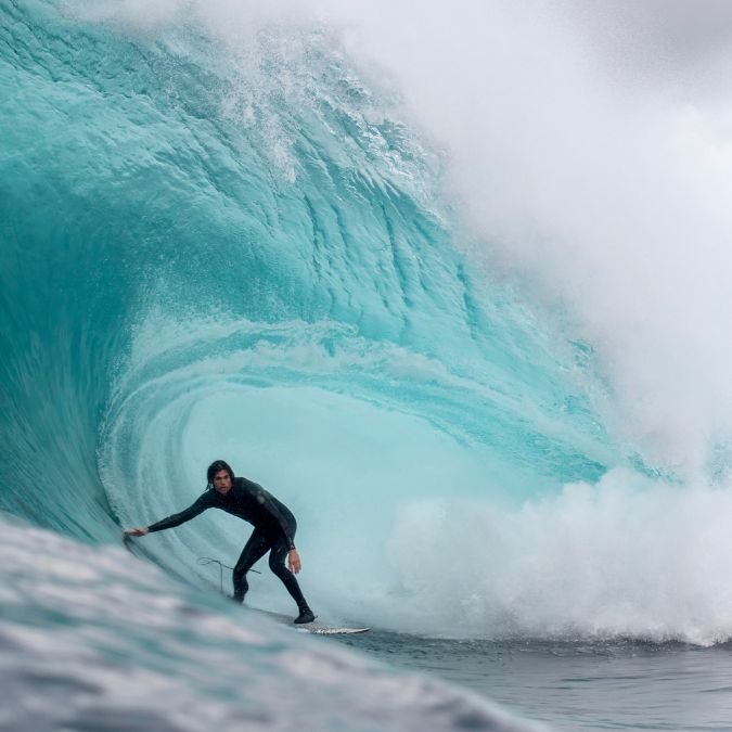 Surfista dentro de uma super onda.