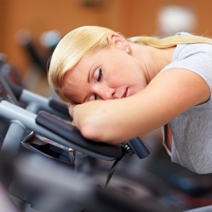Atleta dormindo após fazer atividade física.