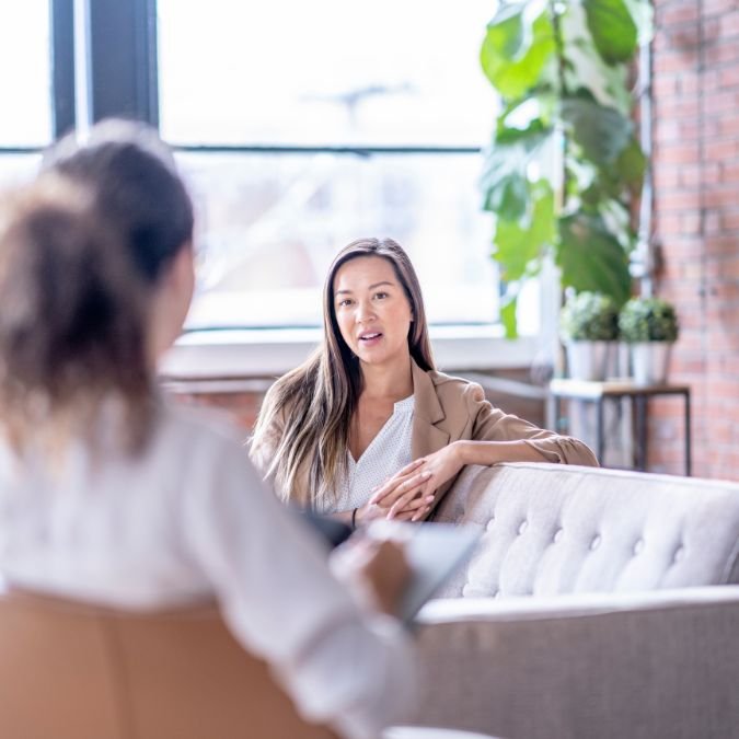 Mulher em consulta com especialista para ajudá-la na higiene do sono.