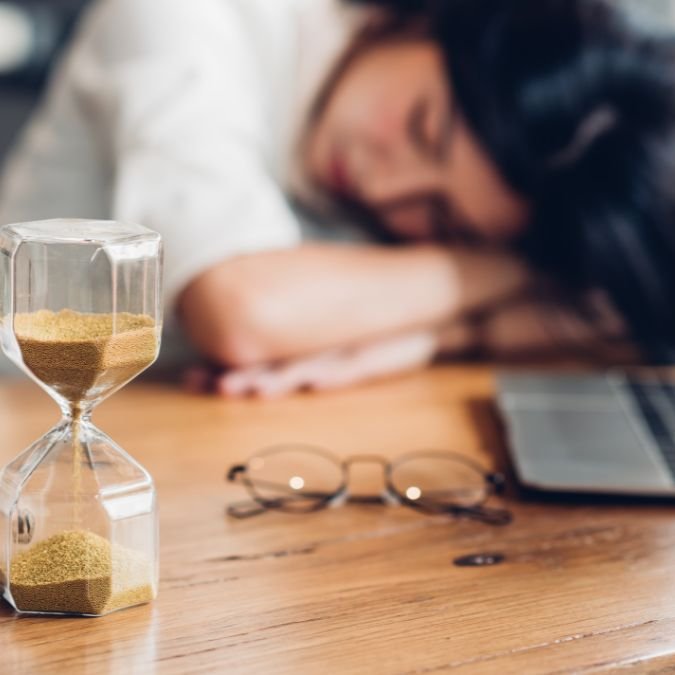 Mulher desmaiada por não ter dormido bem indicando necessidade de higiene do sono.