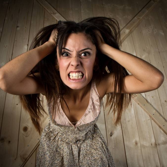 Mulher irritada por falta de uma boa higiene do sono.