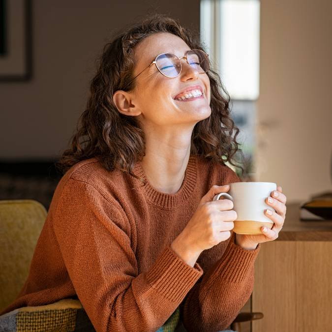 Mulher muito feliz pela manhã.