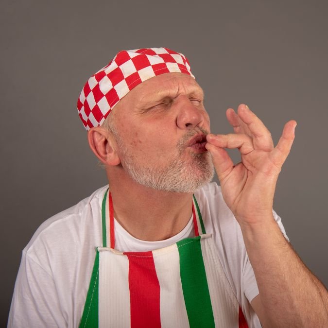 Chef italiano fazendo pose demonstrando uma expressão cultural da culinária.