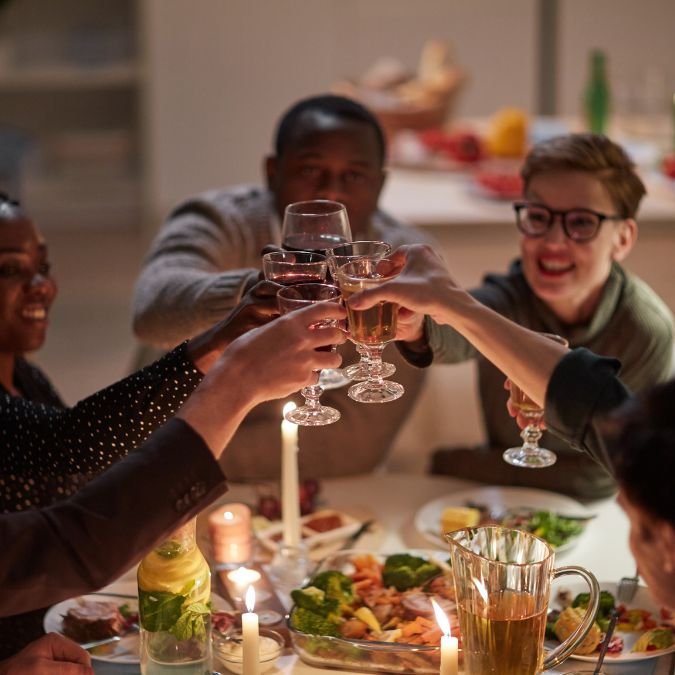 Pessoas celebrando na mesa.